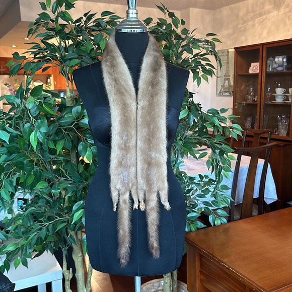 Beautiful Vintage Mink Fur Stole with feet and tails Luxurious fur scarf collar - Picture 11 of 12